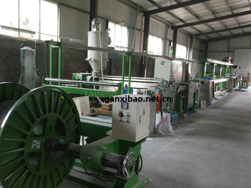 100型PLC電(dian)腦(nao)式(shi)高(gao)速押(ya)出(chu)機